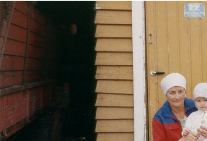 Kristina og bestemor på fjøstrappa Dalen 1993