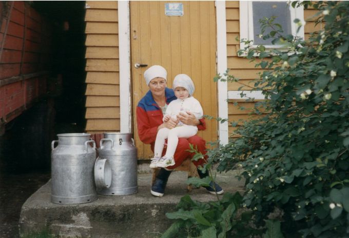 Kristina og bestemor på fjøstrappa Dalen 1993